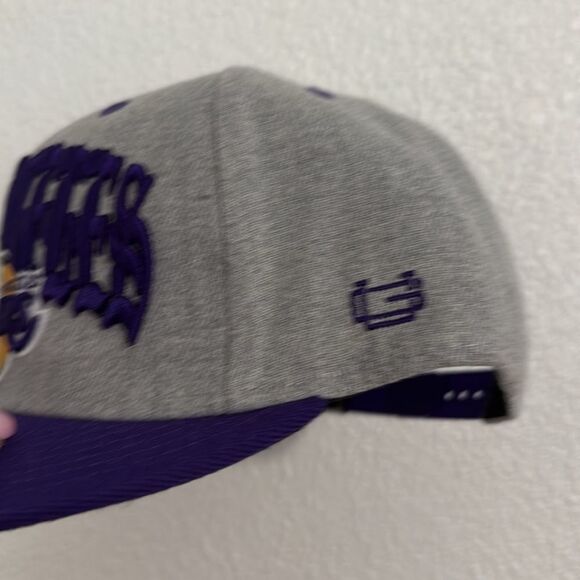 NWT- Los Angeles Lakers- Heathered grey twill snap back hat - Picture 8 of 8